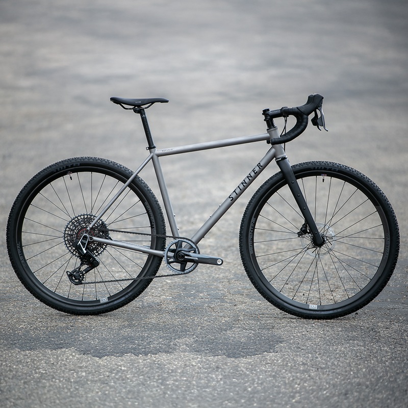 Stinner Refugio Podium Complete, Sram Rival/GX T-Type  AXS, Black Logo 50